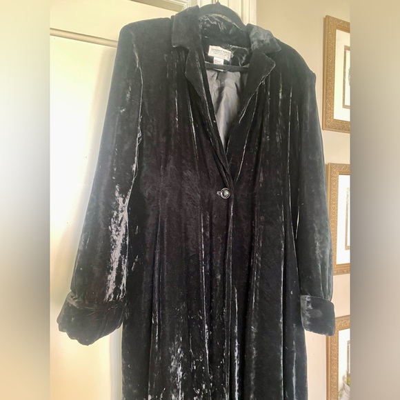 Elegant Maxi Black Velvet Jacket - Picture 4 of 8